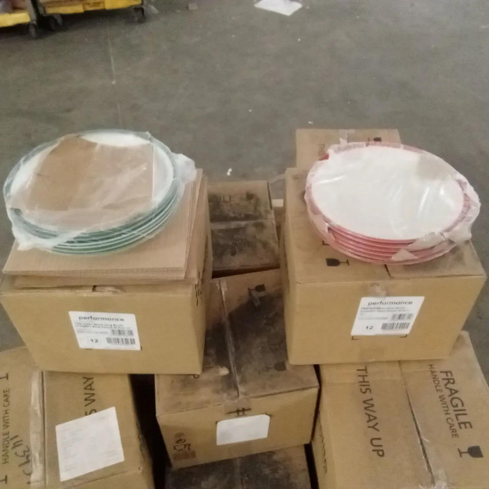 PALLET TO CONTAIN APPROXIMATELY 18 x BOXES OF F&B RED & GREEN BAND, HAND BRUSH BOWLS 25.5cm // 12 PLATES PER BOX