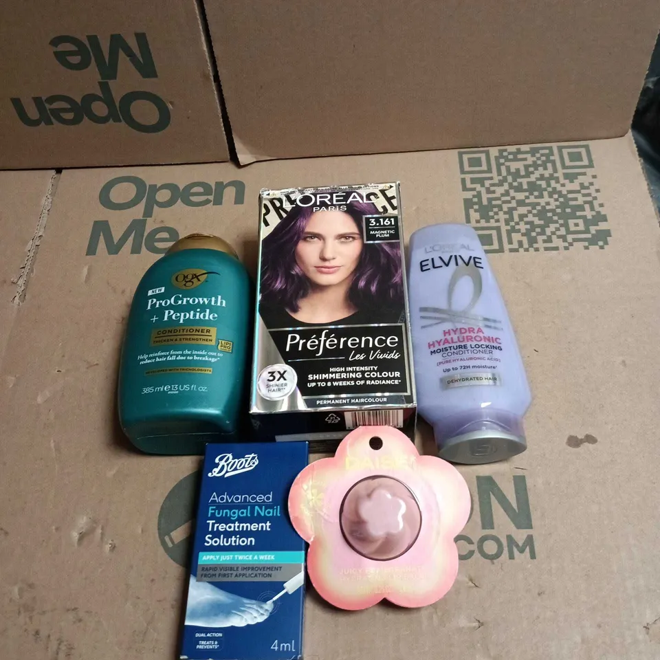 TOTE OF APPROXIMATELY 18 ASSORTED COSMETIC ITEMS TO INCLUDE L'OREAL PARIS SHIMMERING COLOUR, OGX CONDITIONER, L'OREAL ELVIVE CONDITONER, DAISE LIP BALM ETC