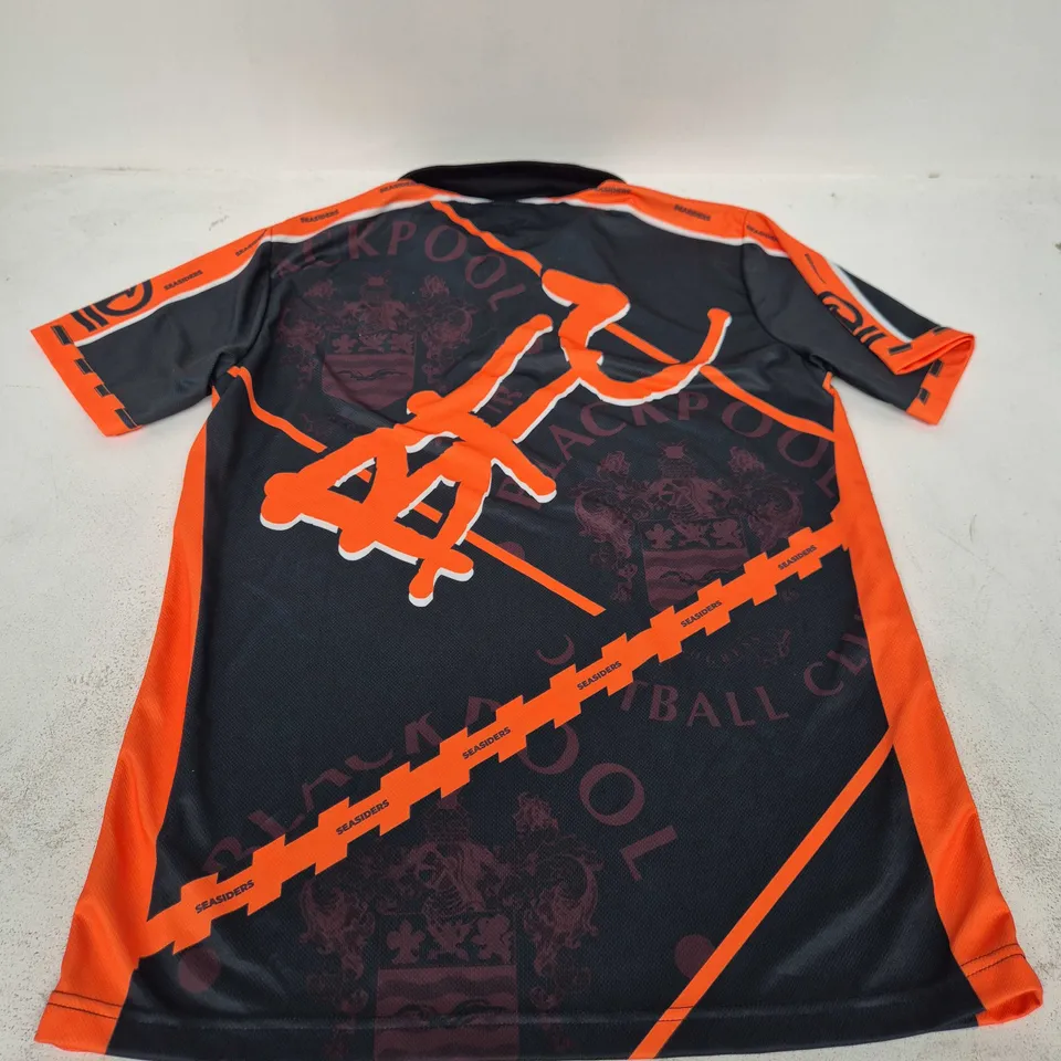 BLACKPOOL FOOTBALL CLUB SEASIDERS DARTS SHIRT IN BLACK/ORANGE - MEDIUM