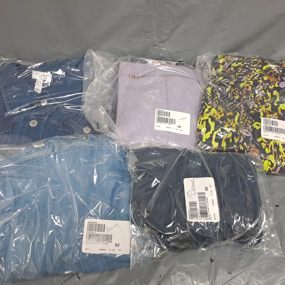 APPROXIMATELY 15 ASSORTED CLOTHING ITEMS IN VARIOUS SIZES, COLOURS & STYLES TO INCLUDE PRINTED DRESS, FRONT LEATHER BAG, DENIM JACKET, ETC