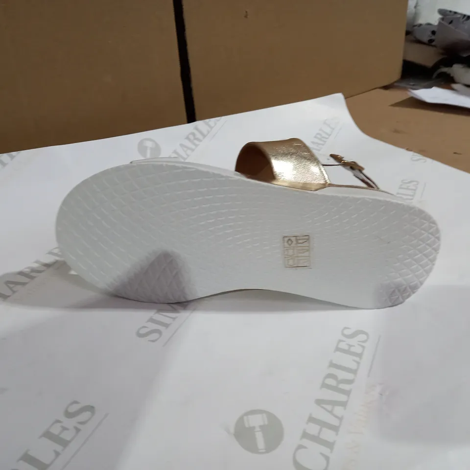 MODA IN PELLE ORAILIYA SANDAL SIZE 5 WHITE/GOLD
