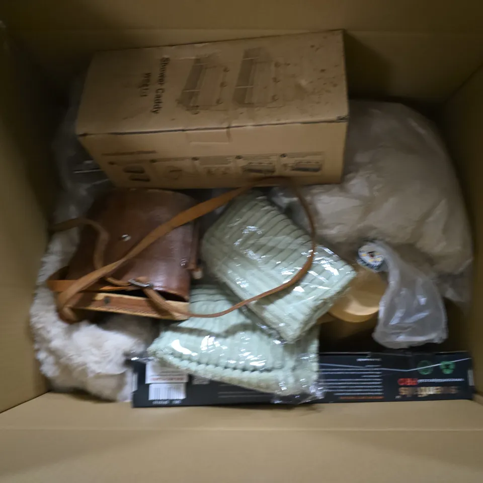 APPROXIMATELY 12 ASSORTED HOUSEHOLD PRODUCTS TO INCLUDE THREE KINGS TWINKLE ORB, KITCHEN FOIL, SHOWER CADDY, ETC - COLLECTION ONLY