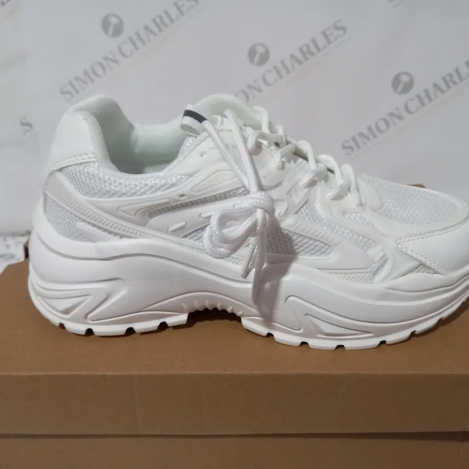 WHITE TRAINERS SIZE EUR 37
