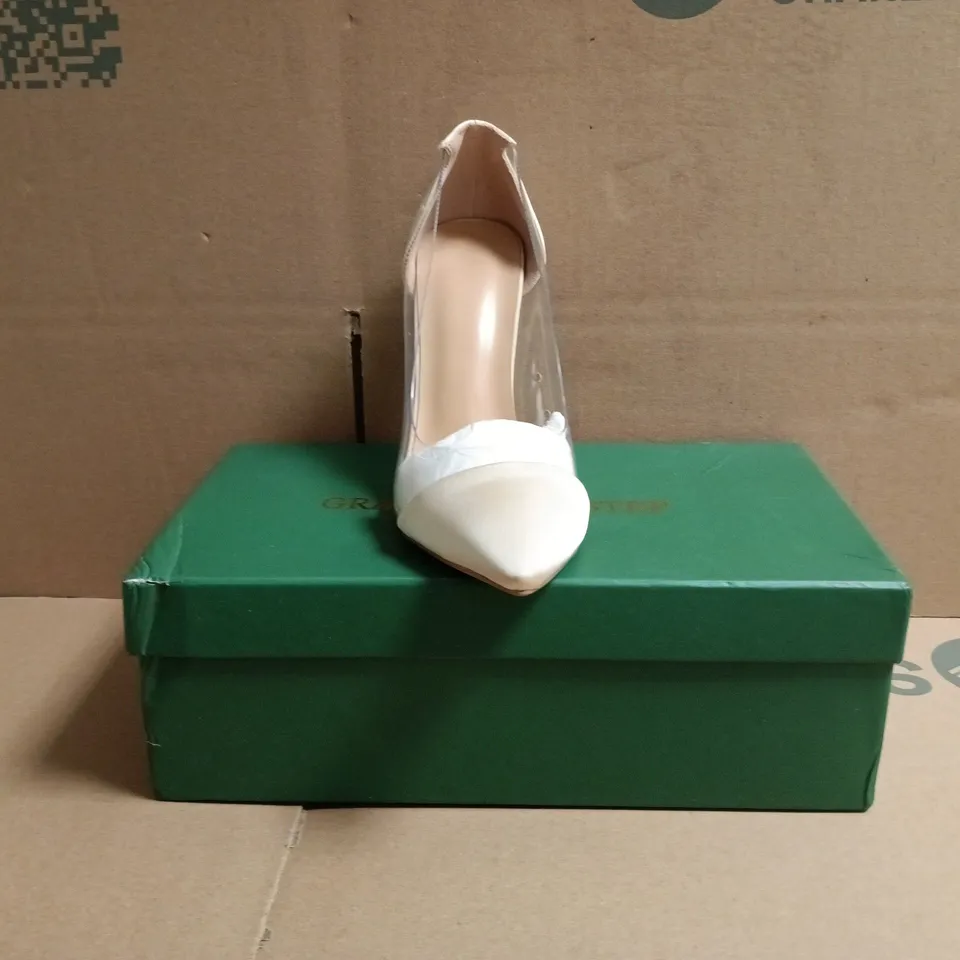 BOXED PAIR OF POINTED TOE STILETTO HEELS SIZE EU 35