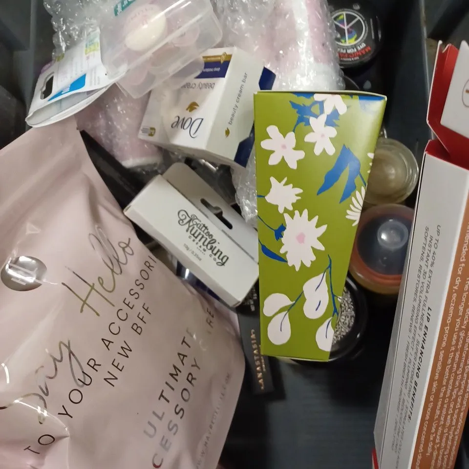 BOX OF APPROXIMATELY 20 ASSORTED HEALTH AND BEAUTY PRODUCTS TO INCLUDE RR LEAVE IN CONDITIONER, MANIC PANIC HAIR COLOUR, LIPVOLUME ENHANCING SERUM ETC 