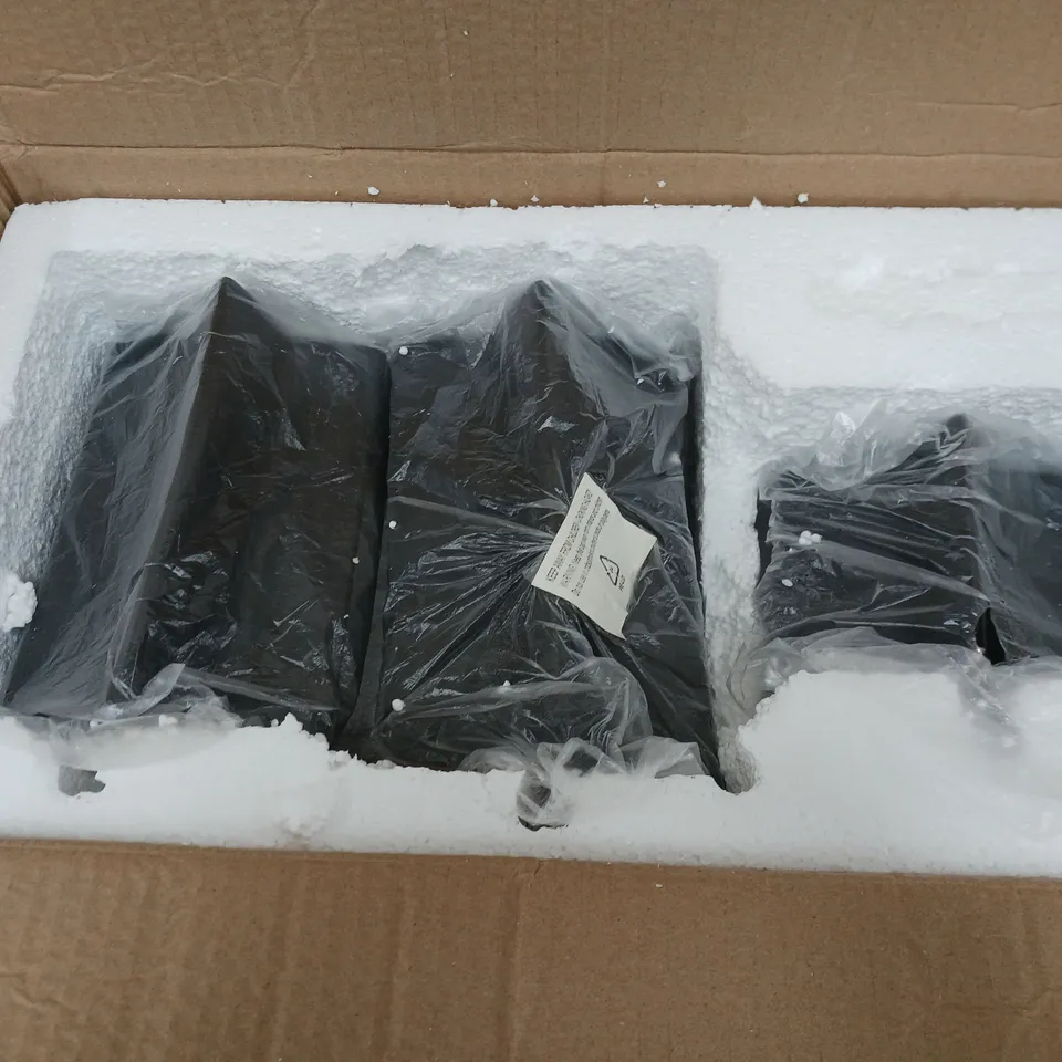 CAGE OF APPROXIMATELY 10 ASSORTED HOUSEHOLD ITEMS TO INCLUDE - 3 PENTACLE CANDLE HOLDERS, COZZEE HOME WHITE THROW, AND BUNDLEBERRY NAVY CASES ETC. 