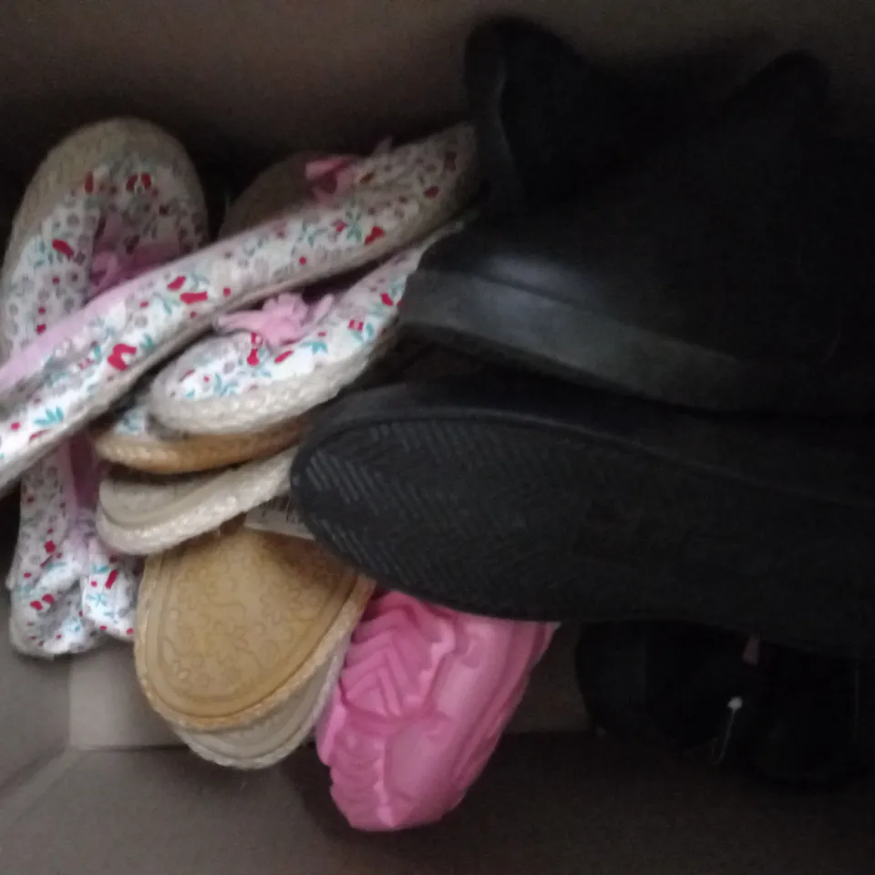 APPROXIMATELY 10 PAIRS OF ASSORTED KIDS SHOES IN VARIOUS STYLES AND SIZES 