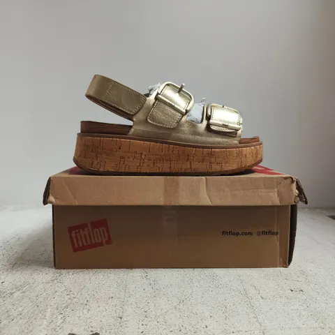BOXED PAIR OF FITFOP GEN-FF MAX BUCKLE LEATHER/CORK BACK-STRAP SANDALS IN METALLIC GOLD SIZE UK 4