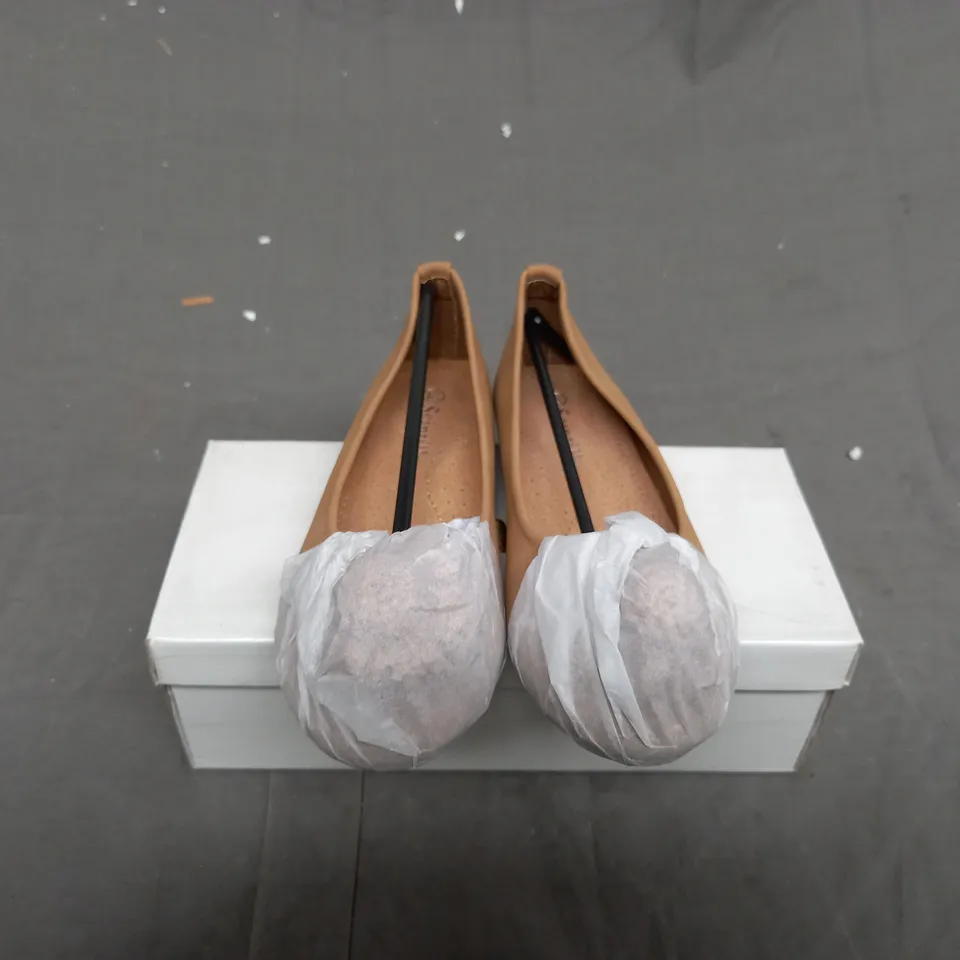 BOX OF APPROXIMATELY 24 BOX BIEGE SLIP IN SHOES IN VARIOUS SIZES