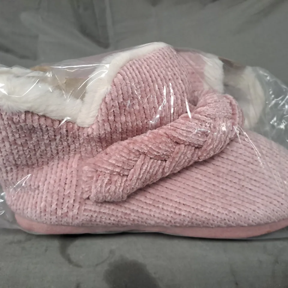 BOX OF APPROXIMATELY 10 ASSORTED PAIRS OF DUNLOP SLIPPERS IN PINK (SIZES VARY)