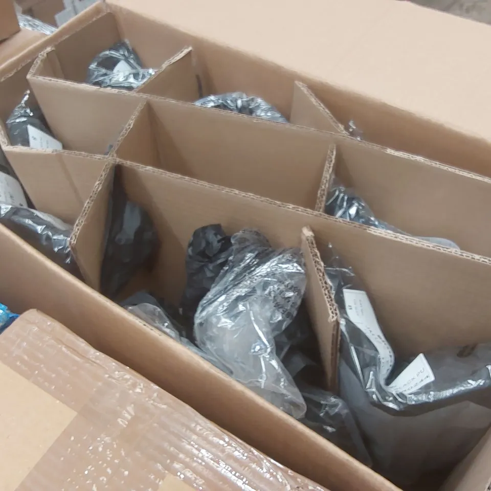 PALLET CONTAINING APPROXIMATELY 200x BRAND NEW ASSORTED DESIGNER CLOTHING ITEMS INCLUDING: SIMPLY BE SANDALS, JD WILLIAMS SHOES, JOANNA HOPE METALIC TROUSERS ECT