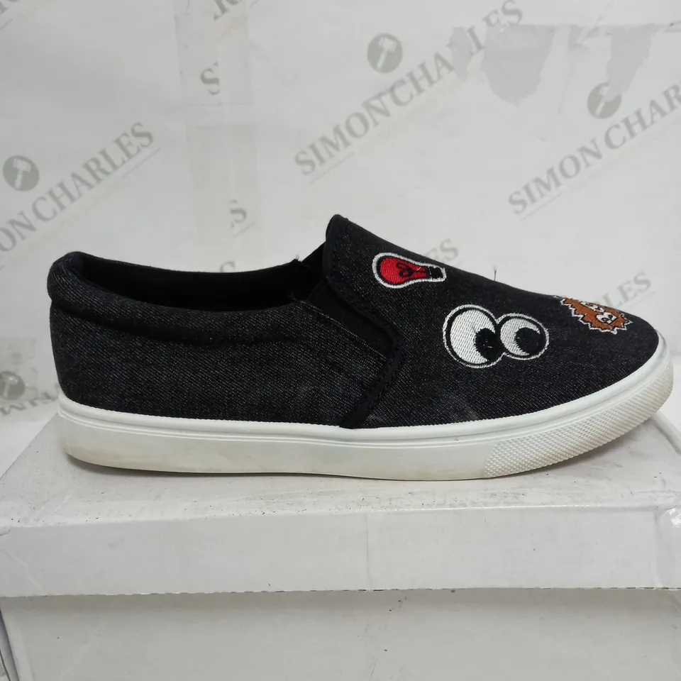 BOX OF APPROXIMATELY 10 ASSORTED SHOES TO INCLUDE LOW BLACK SHOES, HIGH DENIM SHOES, LOW DENIM SHOES ETC