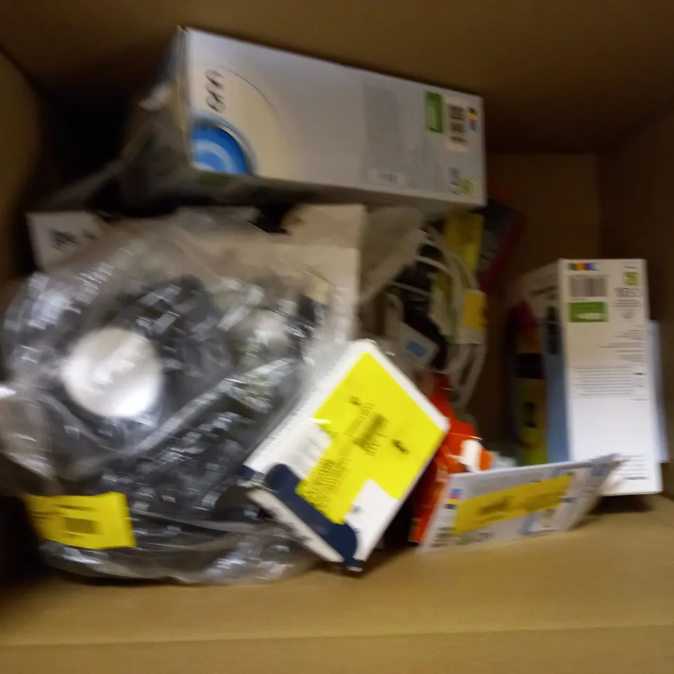 LOT OF APPROXIMATELY 12 ELECTRICAL ITEMS, TO INCLUDE LED STRIP, MOUSE, EARPHONES, ETC
