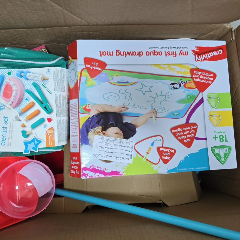 APPROXIMATELY 6 ASSORTED TOYS & GAMES PRODUCTS TO INCLUDE DRAWING MAT, MY LITTLE DENTIST SET, ETC - COLLECTION ONLY