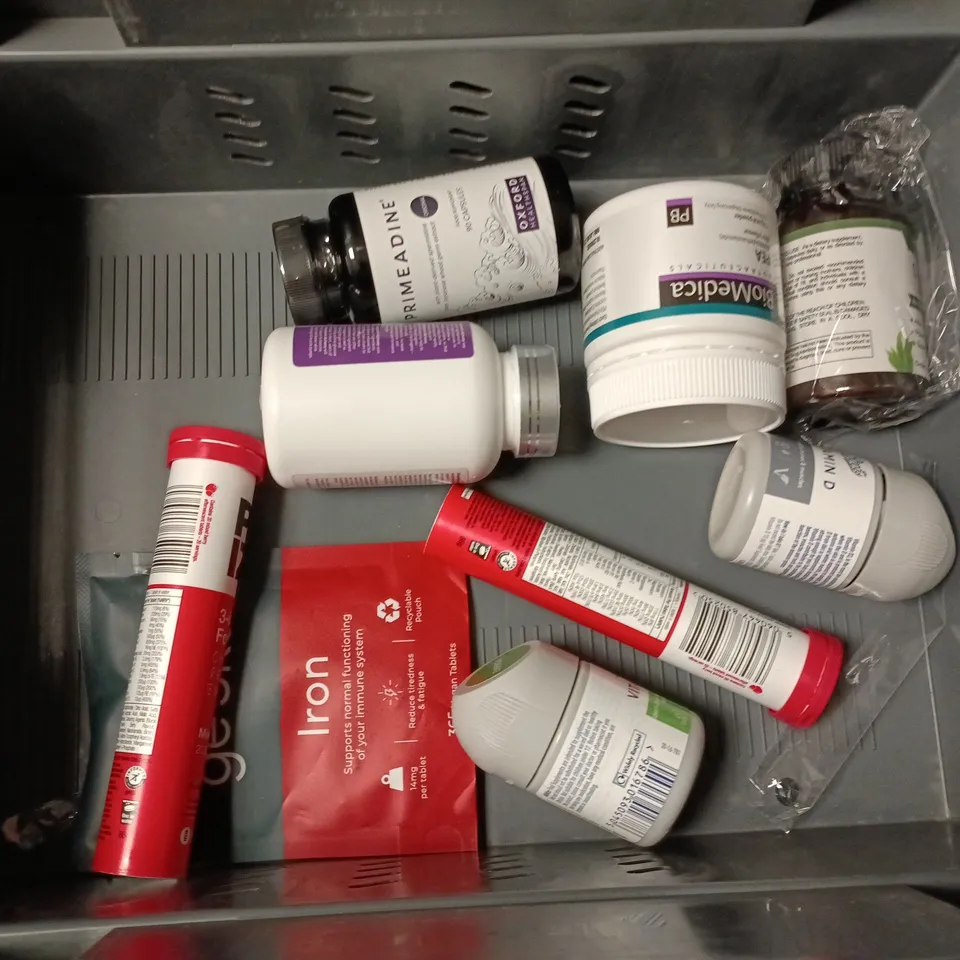 LOT OF APPROXIMATELY 20 ASSORTED VITAMINS PACKS ITEMS TO INCLUDE COLLAGEN ULTRA, MONOPACE PLUS AND SPIRULINA AND COLLAGEN