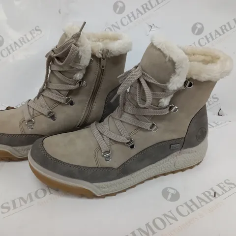 BOXED PAIR OF RIEKER ANTISTRESS WARM HIKING BOOTS SIZE 6.5 CREAM 