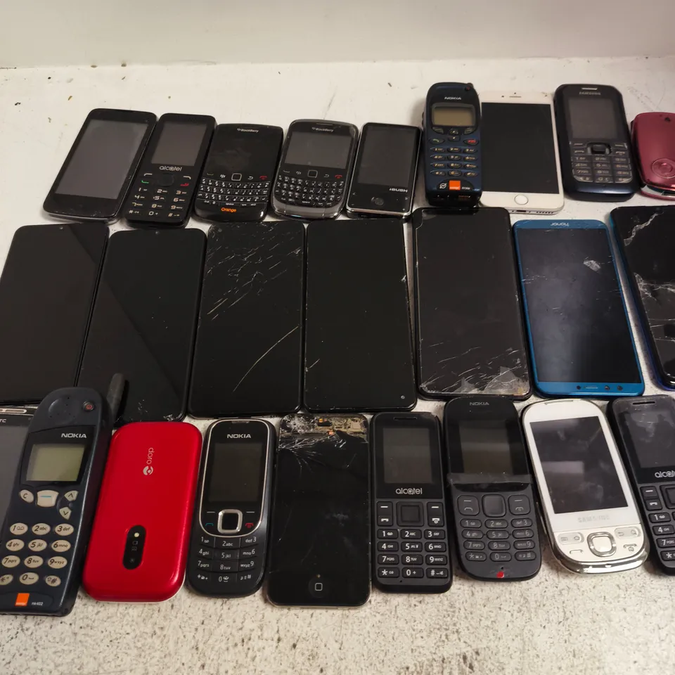 APPROXIMATELY 25 ASSORTED MOBILE PHONES TO INCLUDE BRAND SUCH AS IPHONE, LG, SAMSUNG, ETC  - COLLECTION ONLY