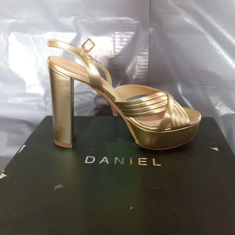 BOXED DANIEL AVERY SIZE 37