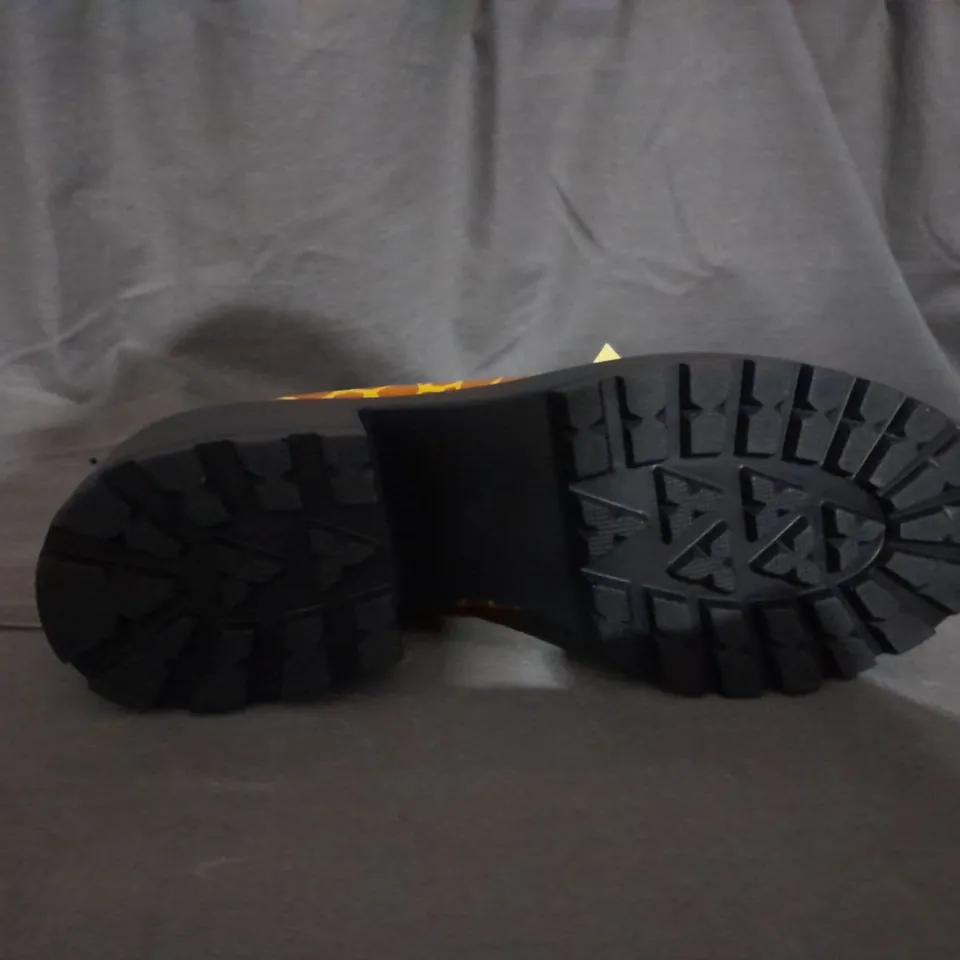 PAIR OF KOI TIRA MARY JANES GRAZING GIRAFFE EDITION SIZE 6 