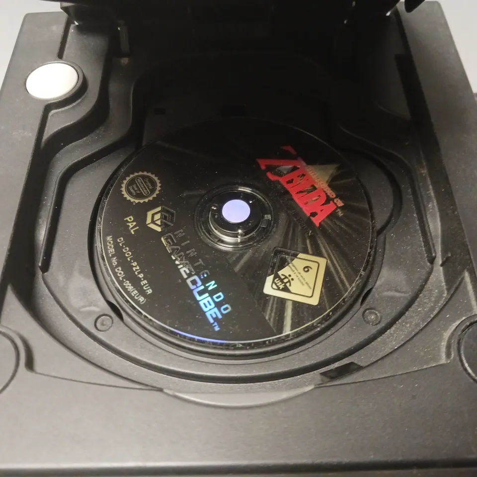 UNBOXED NINTENDO GAMECUBE WITH 2 CONTROLLERS, SEALED MEMORY CARD AND ZELDA COLLECTORS GAME 