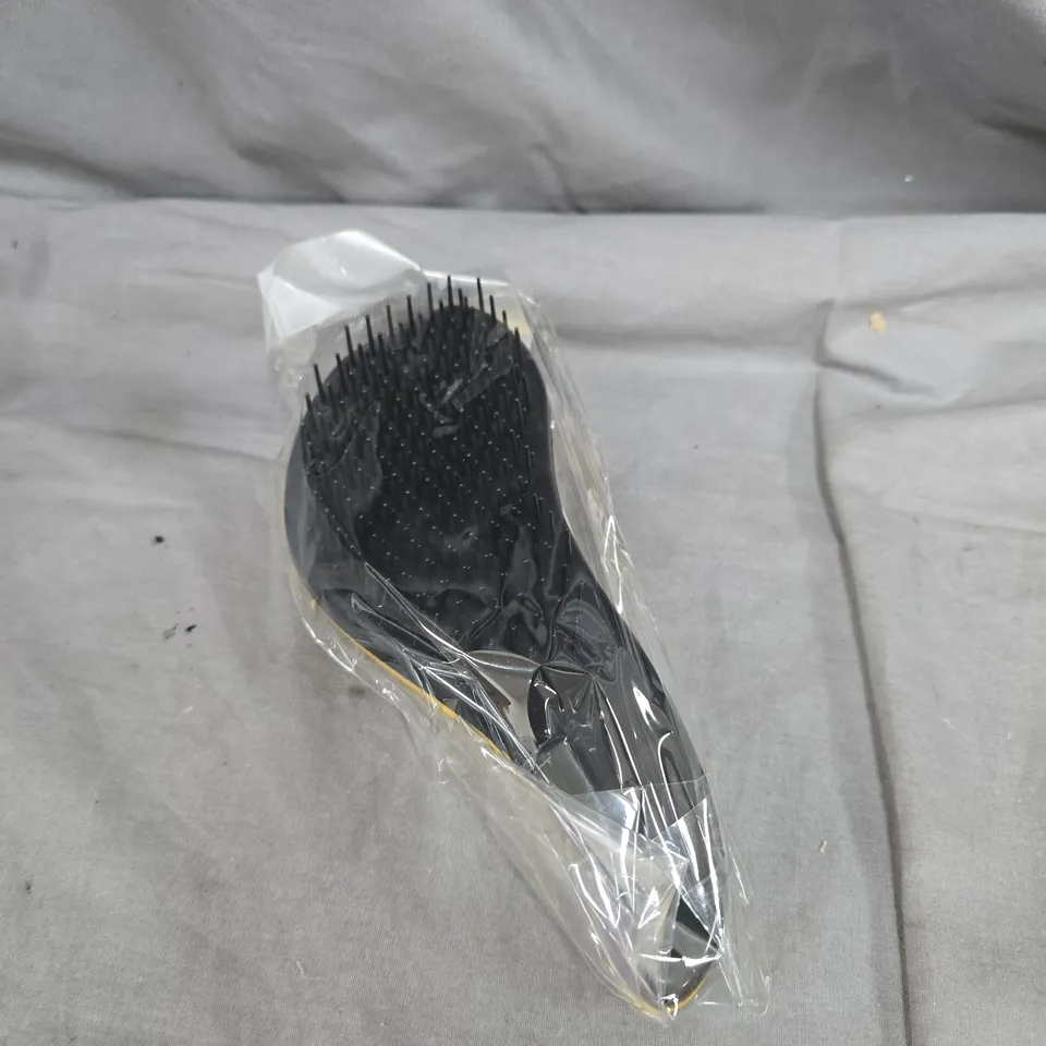 APPROXIMATELY 150 PLASTIC HAIRBRUSHES IN YELLOW/BLACK