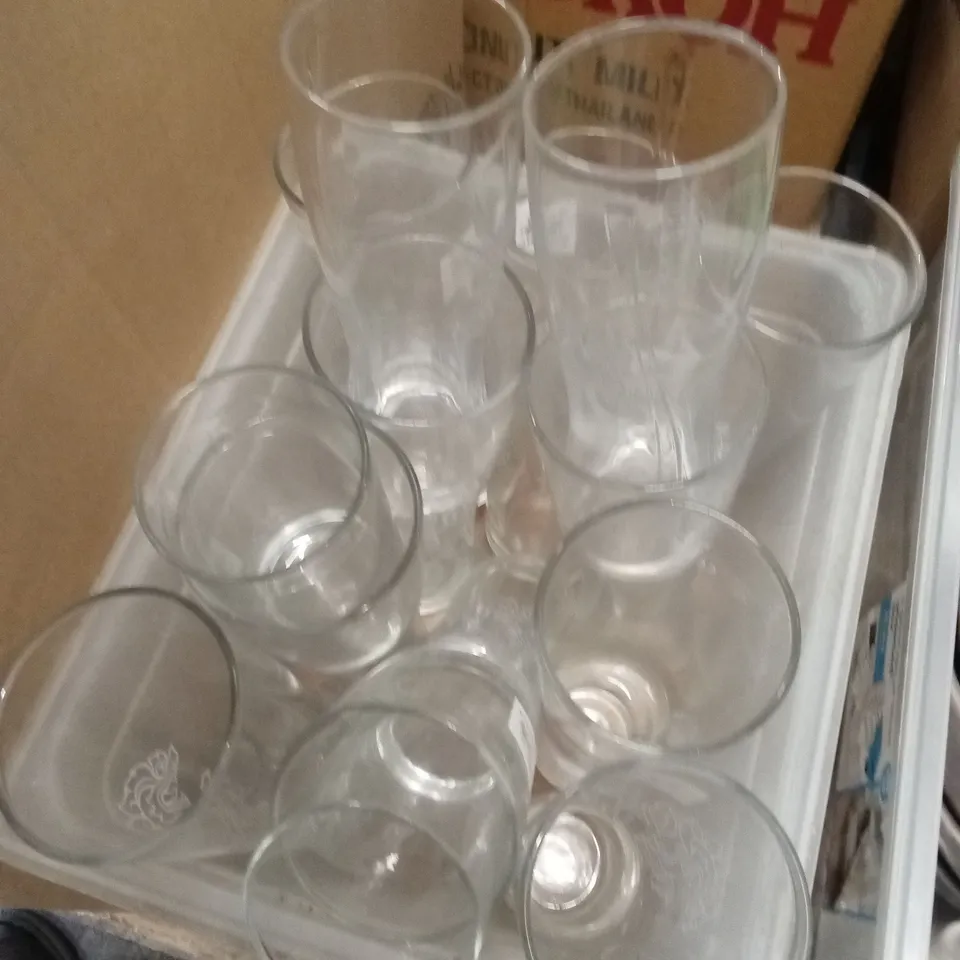 PALLET OF ASSORTED CATERING SUPPLIES AND RESTERAUNT DECOR ITEMS