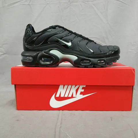 BOXED PAIR OF NIKE AIR MAX PLUS SHOES IN BLACK/MINT SIZE UK 6