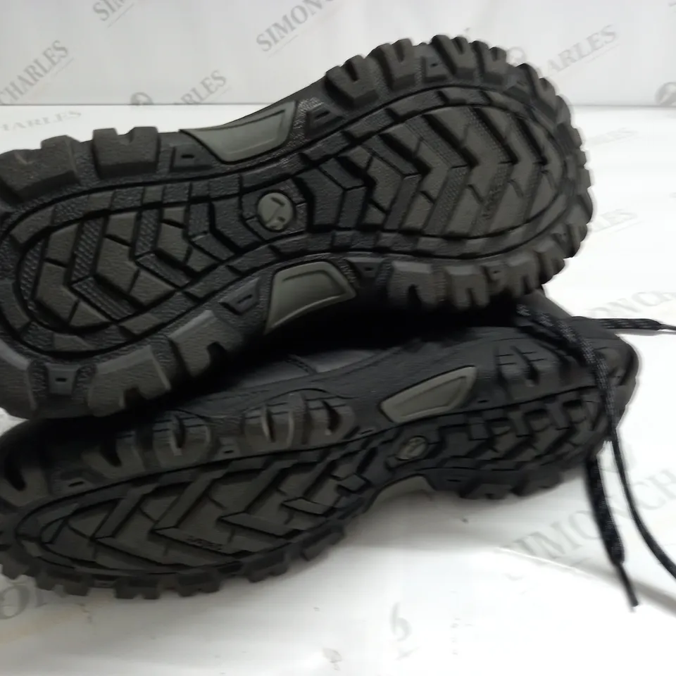 GELERT LEATHER WALKING BOOTS IN BLACK - UK 10