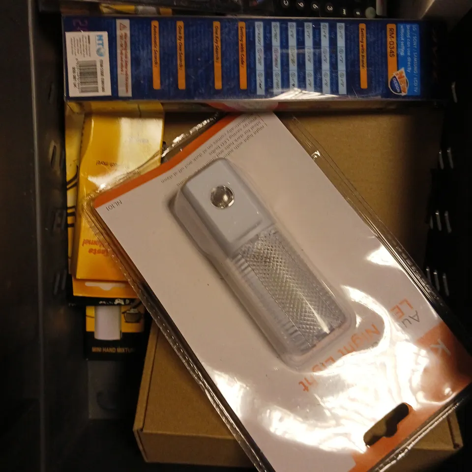 APPROXIMATELY 15 ASSORTED ELECTRICAL PRODUCTS TO INCLUDE AUTOMATIC LED LIGHT, UNIVERSAL REMOTE CONTROL, RAIL SWITCH ETC 