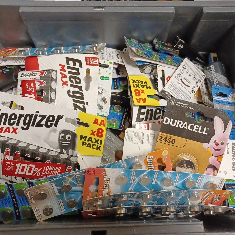 BOX OF APPROX 20 ASSORTED BATTERIES INCLUDING DURACELL, ENERGIZER AND PROCELL IN VARIOUS SIZES