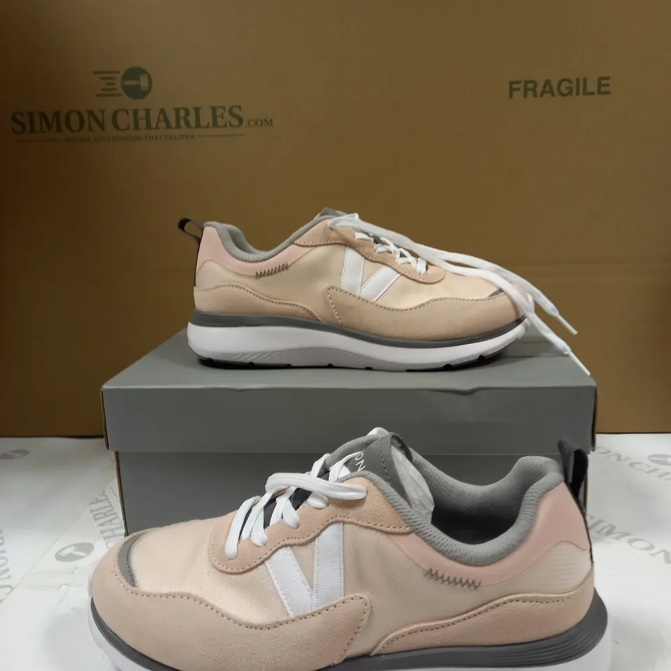 VIONIC DELMAR AYSE TRAINER SIZE 5.5