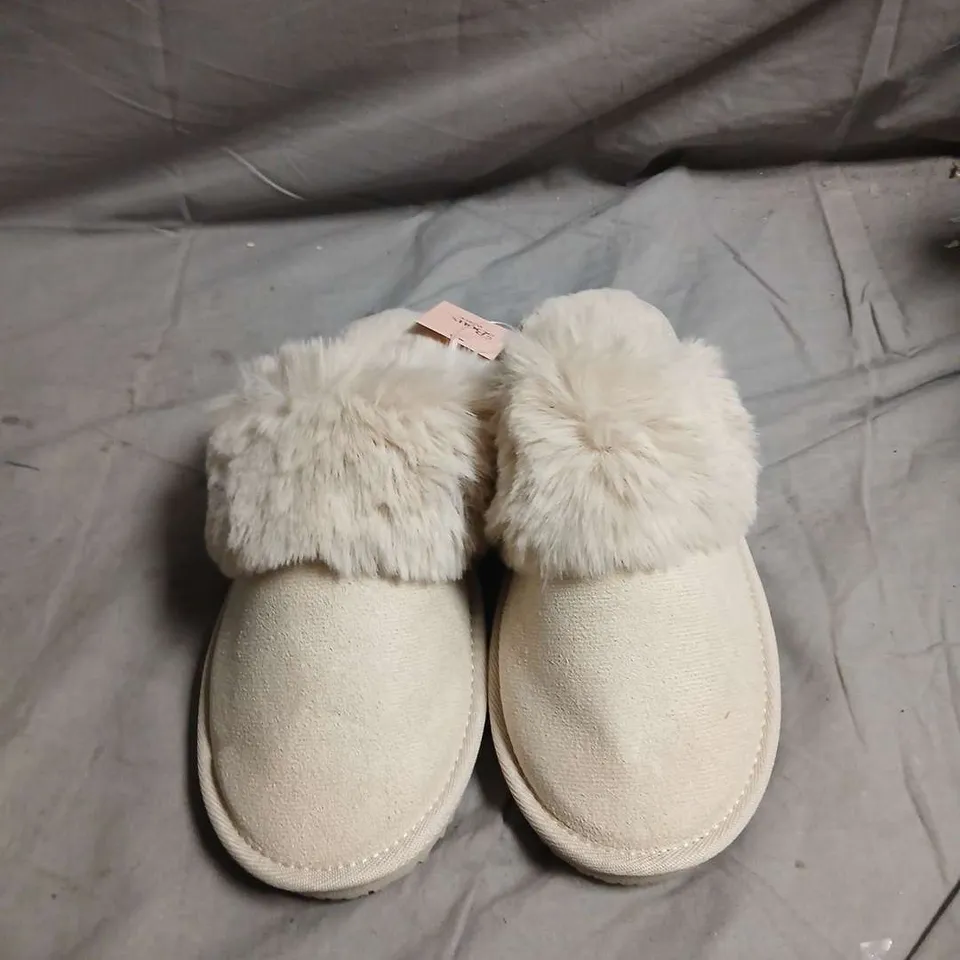 BOUX AVENUE WOMEN'S CREAM FAUX FUR SLIPPERS - SIZE UK 5-6