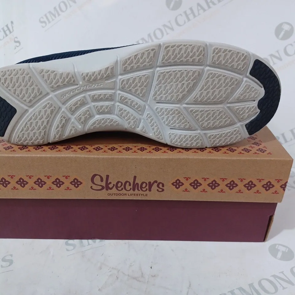 BOXED PAIR OF SKECHERS ARCH FIT TRAINERS IN NAVY SIZE 6.5
