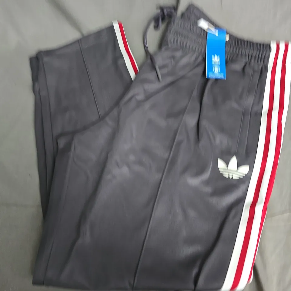 ADIDAS MANCHESTER UNITED JOGGERS IN GREY WITH RED/WHITE STRIPE - UK 3XL