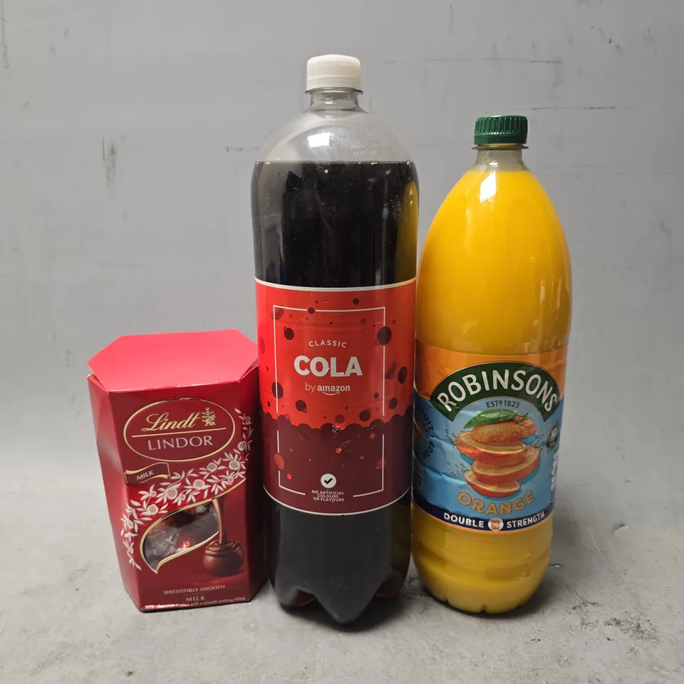 APPROXIMATELY 8 ASSORTED FOOD & DRINK ITEMS TO INCLUDE - COLA AMAZON , ROBINSONS ORANGE , LINDOR LINDT ETC