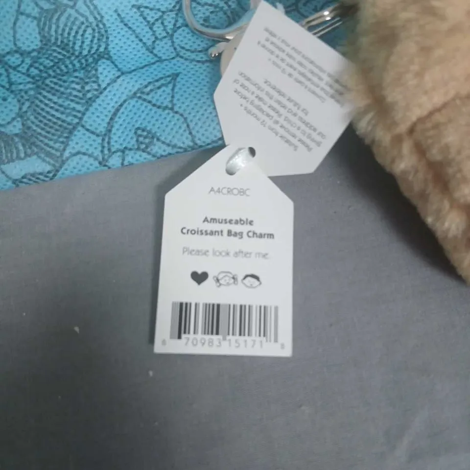 JELLYCAT AMUSEABLE CROISSANT BAG CHARM – BEIGE PLUSH