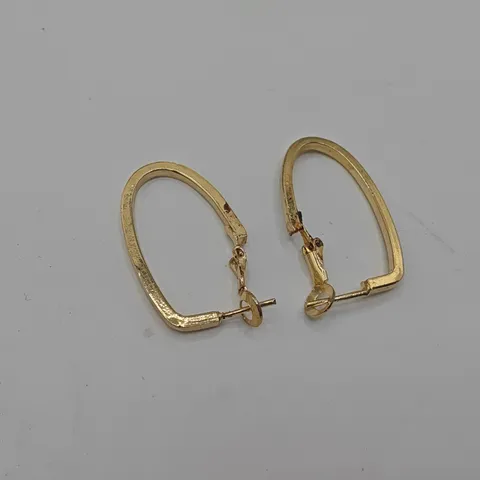 PAIR OF GOLD TONE HOOP EARRINGS