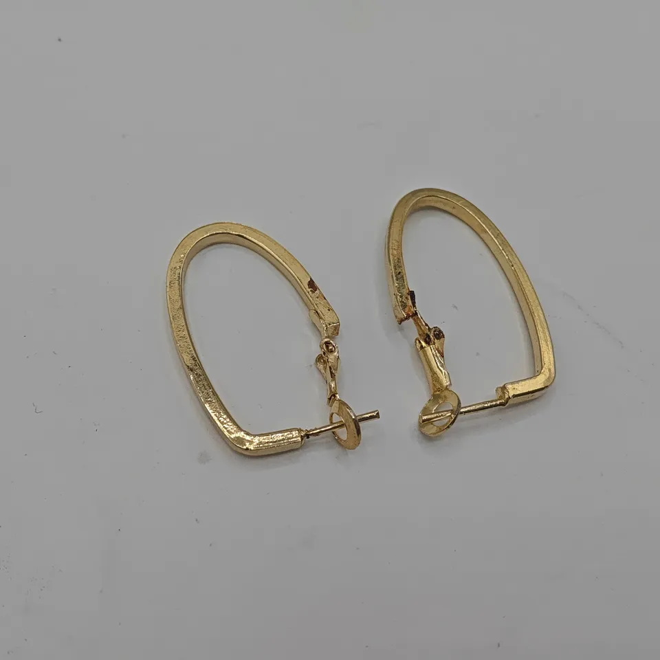 PAIR OF GOLD TONE HOOP EARRINGS