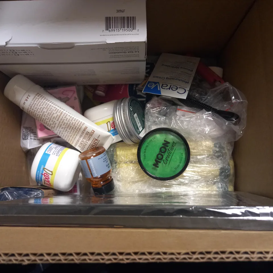 BOX OF APPROXIMATELY 20 ASSORTED COSMETIC ITEMS TO INCLUDE THE ORDINARY DAILY SET, CONTOUR CAKE BY PINK HONEY, PINEAPPLE FACIAL SCRUB ETC