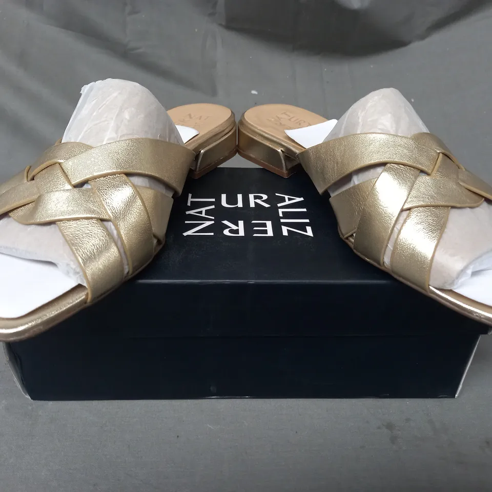 BOXED PAIR OF NATURALIZER SANDALS IN DARK GOLD SIZE 6