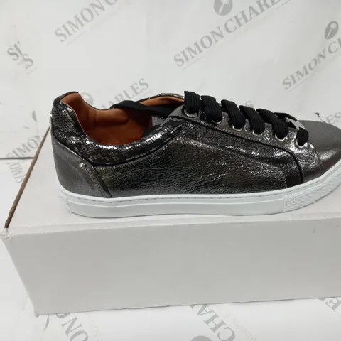 PAIR OF MODA IN PELLE ARONDA TRAINERS PEWTER SIZE 8