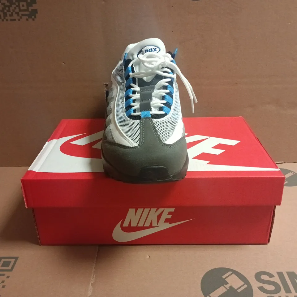 BOXED PAIR OF NIKE AIR MAX TRAINERS IN WHITE/GREY/BLUE SIZE UK 9