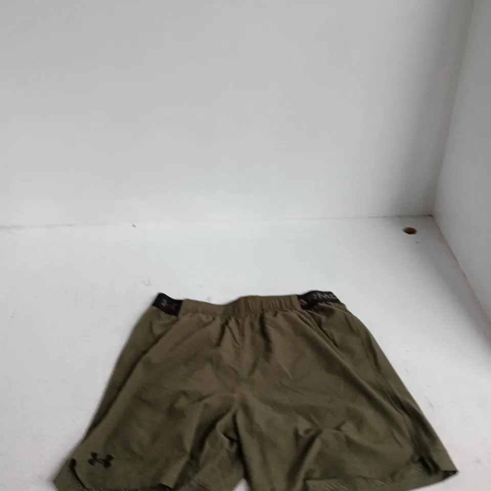 UNDER ARMOUR MEN'S KHAKI SHORTS – OLIVE/KHAKI, UK L (L/G)