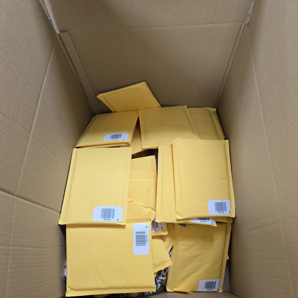 BOX OF APPROXIMATELY 15 ASSORTED ITEMS TO INCLUDE: PEONY FAKE FLOWER BOUQUET 