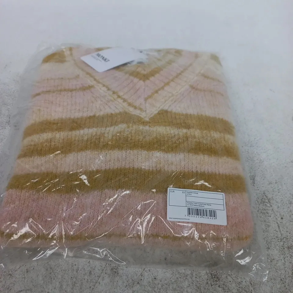 MONKI KNIT SWEATER – PINK/BEIGE STRIPED, XS (WOMEN)