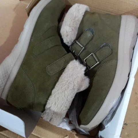 DESIGNER STYLE GREEN BOOTS SIZE 6 