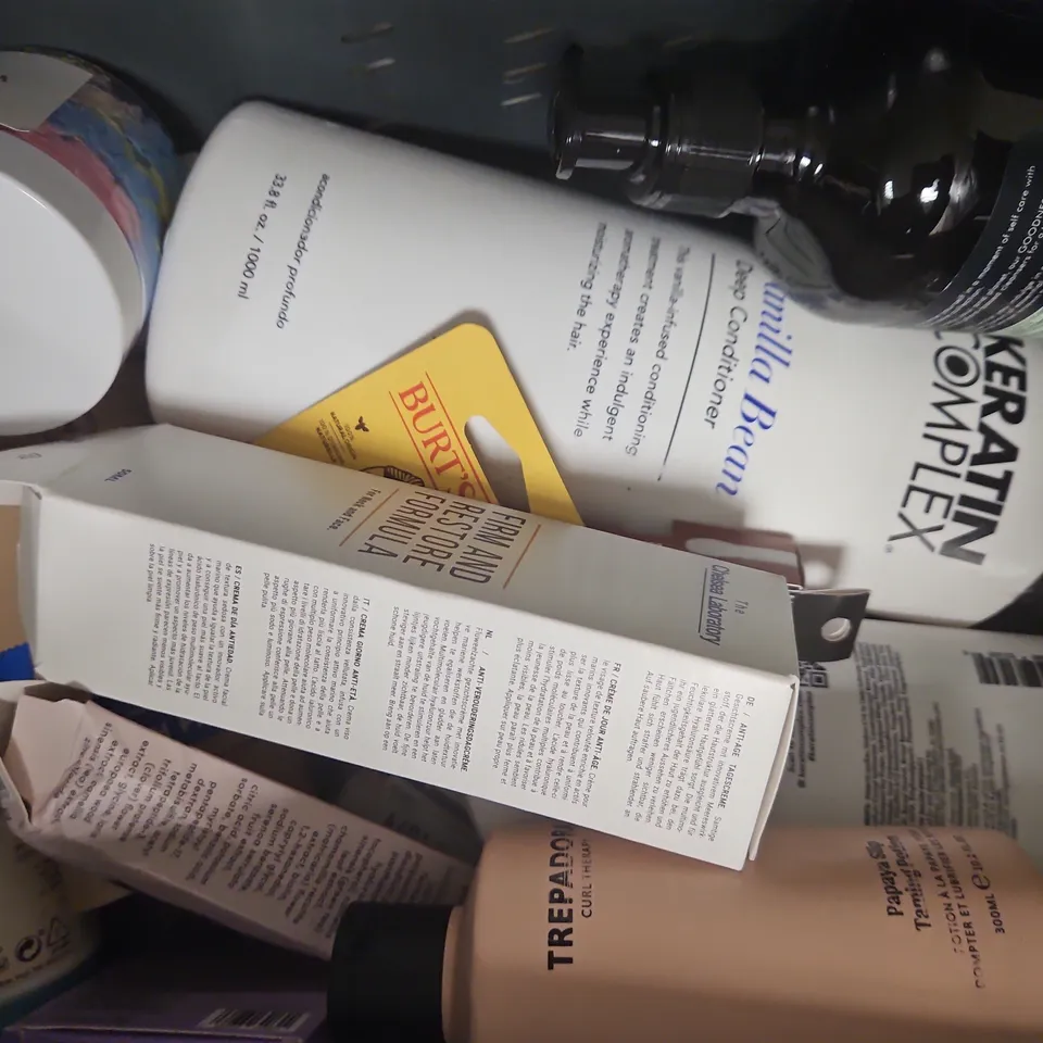 APPROXIMATELY 10 ASSORTED COSMETIC ITEMS TO INCLUDE BAYLIS & HARDING, GARNIER, ETC