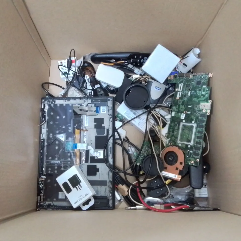 LOT OF ASSORTED ITEMS TO INCLUDE GLENCOE CABLE COVER, WIRED KEYBOARDS, HEATED BLANKET AND VARIOUS TECH ITEMS
