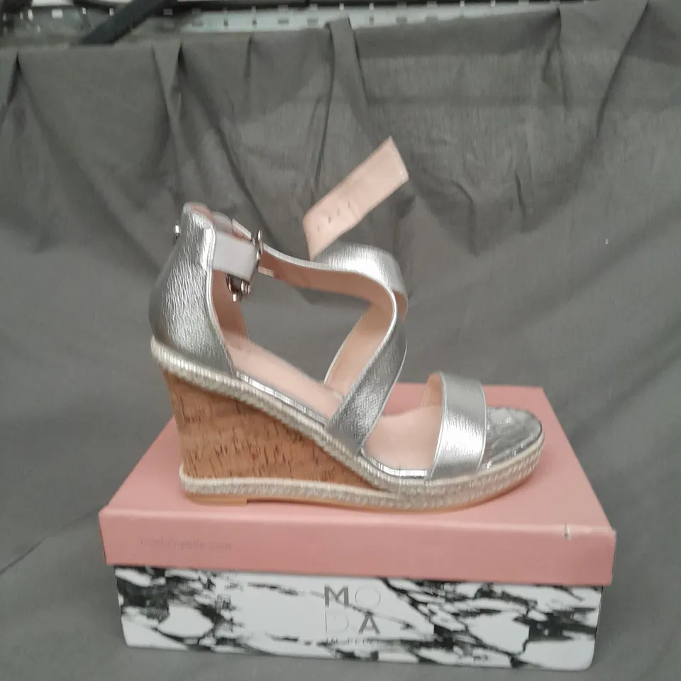 BOXED PAIR OF MODA CROSSOVER STRAP WEDGE SANDALS SIZE 39