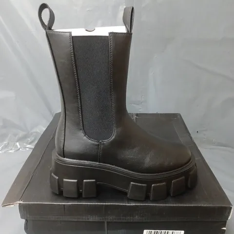BOXED PAIR OF PRETTYLITTLETHING WIDE FIT EXTREME CHUNKY SOLE CALF HIGH CHELSEA BOOTS IN BLACK - SIZE 3